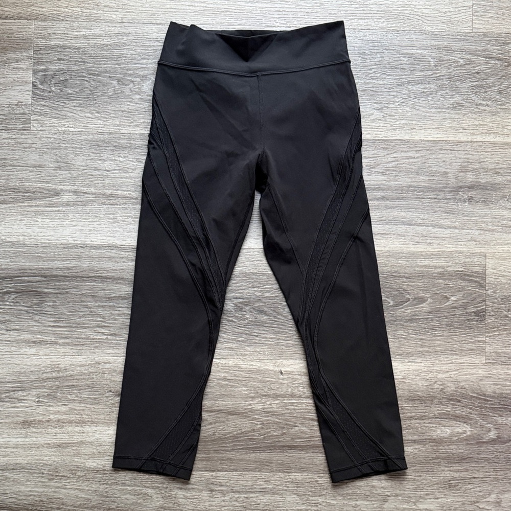 lululemon Black Capris Leggings 21” Mid rise Tights with sheer Panels Size 6